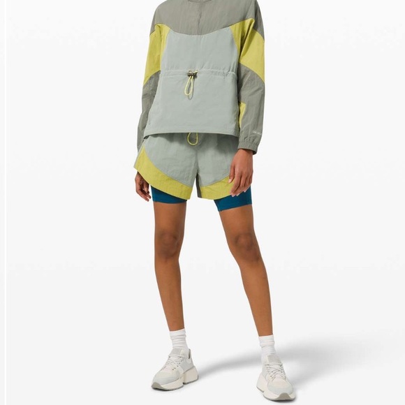 Lululemon Evergreen Short
Grey Sage / Yellow Pear / Green Fern - Picture 3 of 9